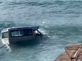 জোয়ারের ধাক্কায় সমুদ্রের দিকে ভেসে যাচ্ছে একটা আস্ত আইসক্রিম ভ্যান। 