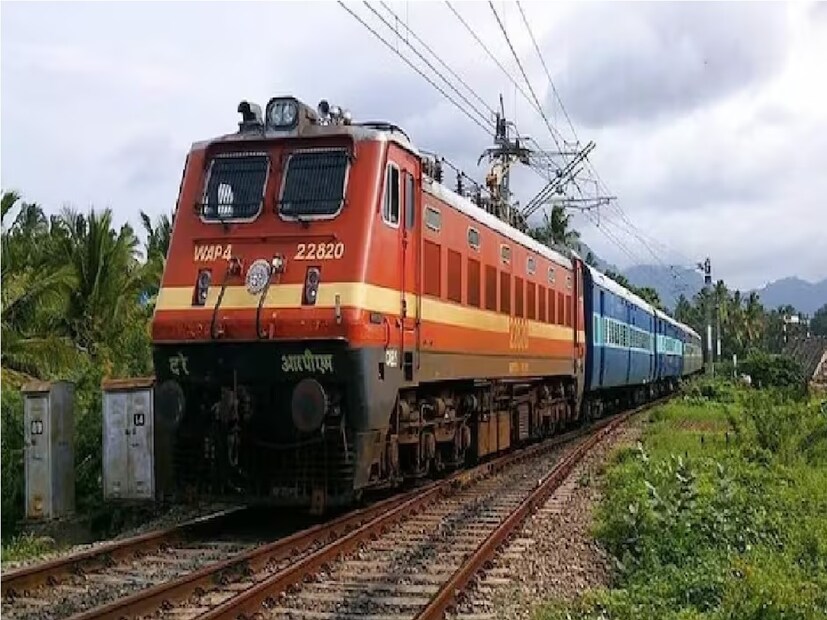 ভারতীয় পরিবহণ ব্যবস্থার সবথেকে বড় মাধ্যম হল রেল। দৈনন্দিন দেশ জুড়ে কোটি-কোটি মানুষ রেল পরিষেবার উপর নির্ভরশীল। রেলের একাধিক বিষয় রয়েছে যা নিয়ে আমাদের জানার কৌতুহলও কম নয়। ঠিক তেমনই একটি বিষয় হল রেলের চাকায় বালি দেওয়া হয় কেন?