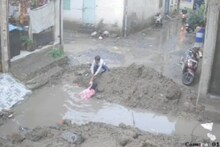 গভীরতা না বুঝে গর্তে পা দিয়ে যা হল তরুণীর...! চরম বিপত্তি বর্ষায়