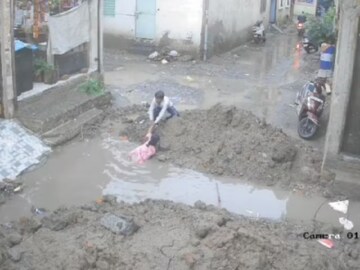 রাস্তা খোঁড়ার কারণেই বিপর্যয়। কী হল সেই তরুনীর Girl Drowns In Pit Filled With Rainwater in Indore