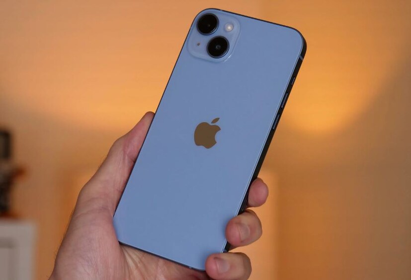 ধামাকা অফার -iPhone 14 Plus-এর ১২৮GB ভ্যারিয়েন্ট বর্তমানে Flipkart-এ মাত্র ৫৭,৯৯৯ টাকায় তালিকাভুক্ত করা হয়েছে। কারও যদি HDFC ব্যাঙ্কের কার্ড থাকে, তাহলে তিনি ৪,০০০ টাকার ডিসকাউন্ট পেতে পারেন। এর ফলে দাম কমে ৫৩,৯৯৯ টাকা হবে। এর উপরে, কারও কাছে যদি একটি পুরনো আইফোন, যেমন একটি iPhone 12 বা iPhone 13 থাকে, তাহলে তা এক্সচেঞ্জ করে ২৬,০০০ টাকা পর্যন্ত ছাড় পাওয়া যেতে পারে। যেমন, একটি ত্রুটিহীন iPhone 13 ফোন ২৬,০০০ টাকার ছাড় দিতে পারে৷ সমস্ত ছাড় প্রয়োগ করে গ্রাহকরা ৩০,০০০ টাকার কম দামে iPhone 14 Plus পেতে পারেন৷