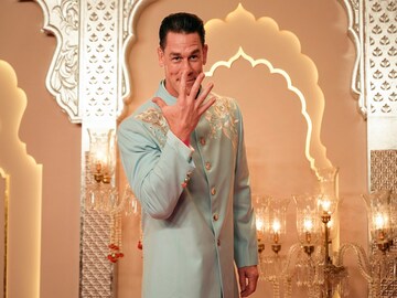ম্বইয়ের জিও কনভেনশন সেন্টারে ভারতীয় পোশাকে উপস্থিত ছিলেন জন সিনা৷ Photo: AP
