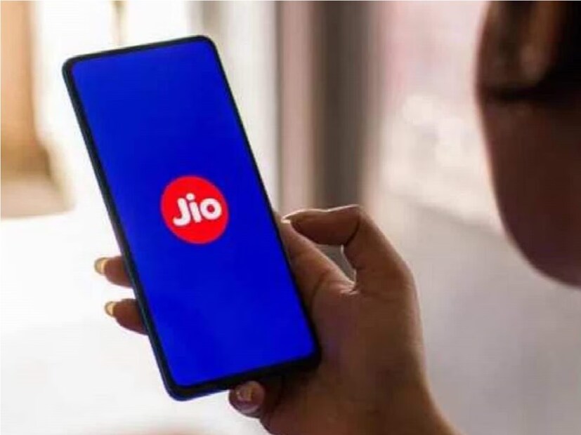 Jio-র আনলিমিটেড 5G সহ একটি  ৩৪৯ টাকার প্ল্যান রয়েছে, যা ২৮ দিনের বৈধতার জন্য প্রতিদিন ২জিবি ডেটা অফার করে। এই প্ল্যানে আপনি যে কোনও টেলিকম কোম্পানির থেকে বেশি সুবিধা পাবেন।