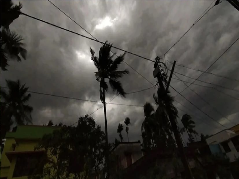 Rain Alert: বজ্রবিদ্যুৎ-সহ বৃষ্টির সতর্কতা জারি। আগামী এক থেকে দুই ঘণ্টার মধ্যে বজ্রবিদ্যুৎ-সহ বৃষ্টি নামবে বলে জানা গিয়েছে।