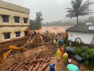 ব্যাপক ভূমিধ্বসে বিধ্বস্ত ওয়ানাড। গ্রামের পর গ্রাম চলে গিয়েছে মাটির তলায়। যুদ্ধকালীন তৎপরতায় উদ্ধারকাজ শুরু করেছে ভারতীয় সেনা এবং এনডিআরএফ। ঘটনার দু’দিন পর ক্ষয়ক্ষতির স্যাটেলাইট ছবি প্রকাশ করল ভারতীয় মহাকাশ গবেষণা সংস্থা ইসরো।