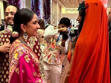 কিম কারদেশিয়ান রাধিকাকে বিবাহ পরবর্তী জীবনের জন্য অনেক শুভকামনা দিয়েছেন৷
