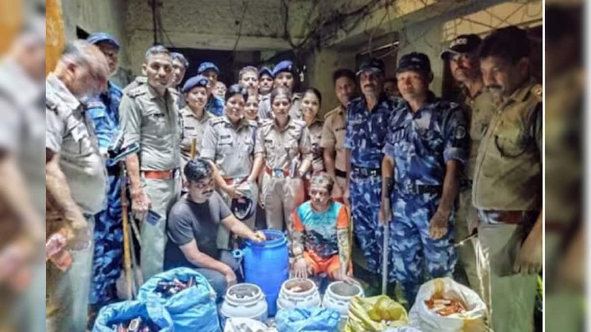 ভক্তদের হাতে হাতে পৌঁছে যাচ্ছিল, গঙ্গাজল নয় কিন্তু এ এক অন্যই জিনিস