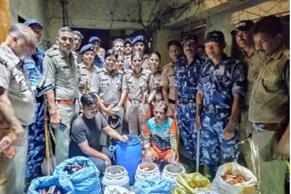 ভক্তদের হাতে হাতে পৌঁছে যাচ্ছিল, গঙ্গাজল নয় কিন্তু এ এক অন্যই জিনিস ভক্তদের হাতে হাতে পৌঁছে যাচ্ছিল, গঙ্গাজল নয় কিন্তু এ এক অন্যই জিনিস