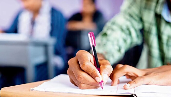 இந்தியாவில் உள்ள தனியார் மருத்துவக் கல்லூரிகளில் படிக்க சுமார் ரூ.50 முதல் ரூ.60 லட்சம் வரை செலவாகும். ஆனால், சில மருத்துவக் கல்லூரிகளில் படிக்கும் செலவு இதை விட சற்று அதிகமாகும். ஆனால் பங்களாதேஷில் உள்ள ஒரு தனியார் மருத்துவக் கல்லூரியில் படிக்க, இந்தியாவில் மருத்துவம் படிக்க எவ்வளவு செலவாகுமோ, கிட்டத்தட்ட பாதி பணத்தில் வங்கதேசத்தில் மருத்துவம் பயிலலாம். ஆனால், இந்தச் செலவு அங்குள்ள அரசு மருத்துவக் கல்லூரியில் படிப்பதை விட சுமார் 150 மடங்கு அதிகம். இந்தியாவில் உள்ள தனியார் மருத்துவக் கல்லூரிகளில் படிக்க சுமார் ரூ.50 முதல் ரூ.60 லட்சம் வரை செலவாகும். ஆனால், சில மருத்துவக் கல்லூரிகளில் படிக்கும் செலவு இதை விட சற்று அதிகமாகும். ஆனால் பங்களாதேஷில் உள்ள ஒரு தனியார் மருத்துவக் கல்லூரியில் படிக்க, இந்தியாவில் மருத்துவம் படிக்க எவ்வளவு செலவாகுமோ, கிட்டத்தட்ட பாதி பணத்தில் வங்கதேசத்தில் மருத்துவம் பயிலலாம். ஆனால், இந்தச் செலவு அங்குள்ள அரசு மருத்துவக் கல்லூரியில் படிப்பதை விட சுமார் 150 மடங்கு அதிகம்.