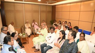 বিজেপির ‘বঙ্গভঙ্গ’ চক্রান্তের বিরুদ্ধে সংসদে লড়াইয়ের বার্তা, দিল্লির সংসদীয় বৈঠকে জনসংযোগে জোড় দেওয়ার নির্দেশ মমতার