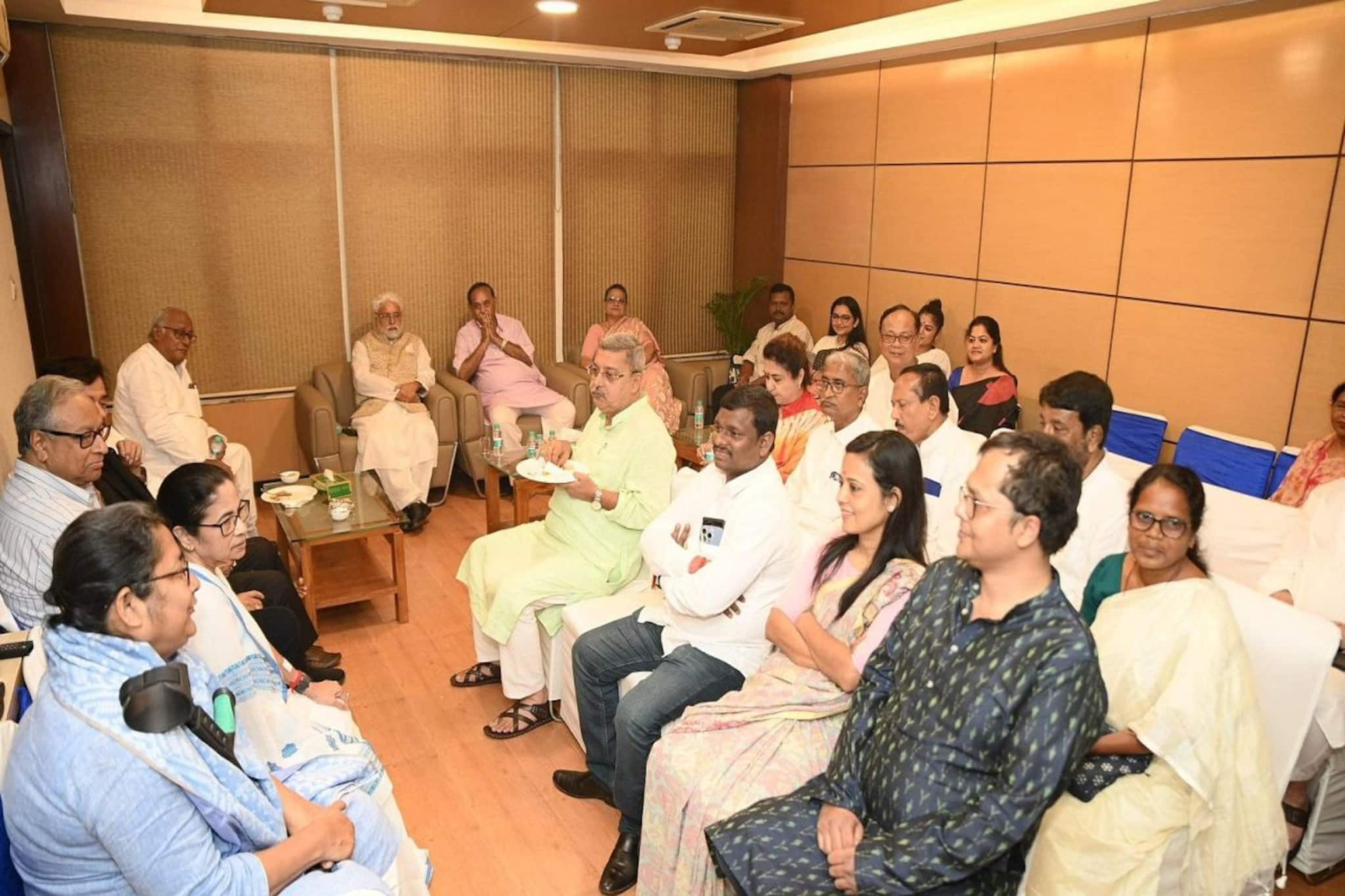 বাংলা ভাগের দাবির বিরুদ্ধে সংসদেই সরব হতে হবে! দলের সাংসদদের নির্দেশ মমতার