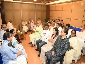 বিজেপির ‘বঙ্গভঙ্গ’ চক্রান্তের বিরুদ্ধে সংসদে লড়াইয়ের বার্তা, দিল্লির সংসদীয় বৈঠকে জনসংযোগে জোড় দেওয়ার নির্দেশ মমতার