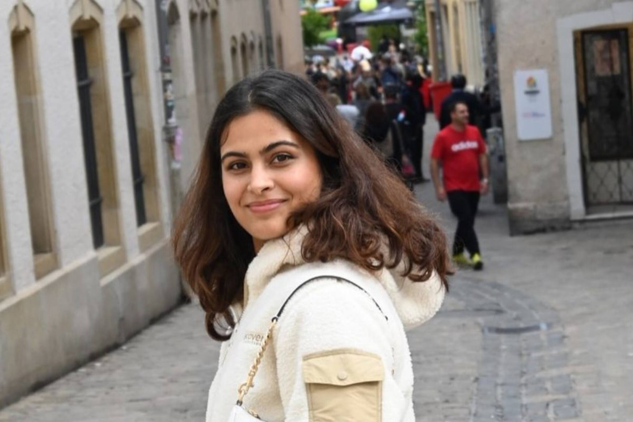 শুধু কি গুলি ছোঁড়েন, অলিম্পিক্সে পদক জয়ী মনু ভাকরের লেখাপড়া ও অন্য সব হদিশ