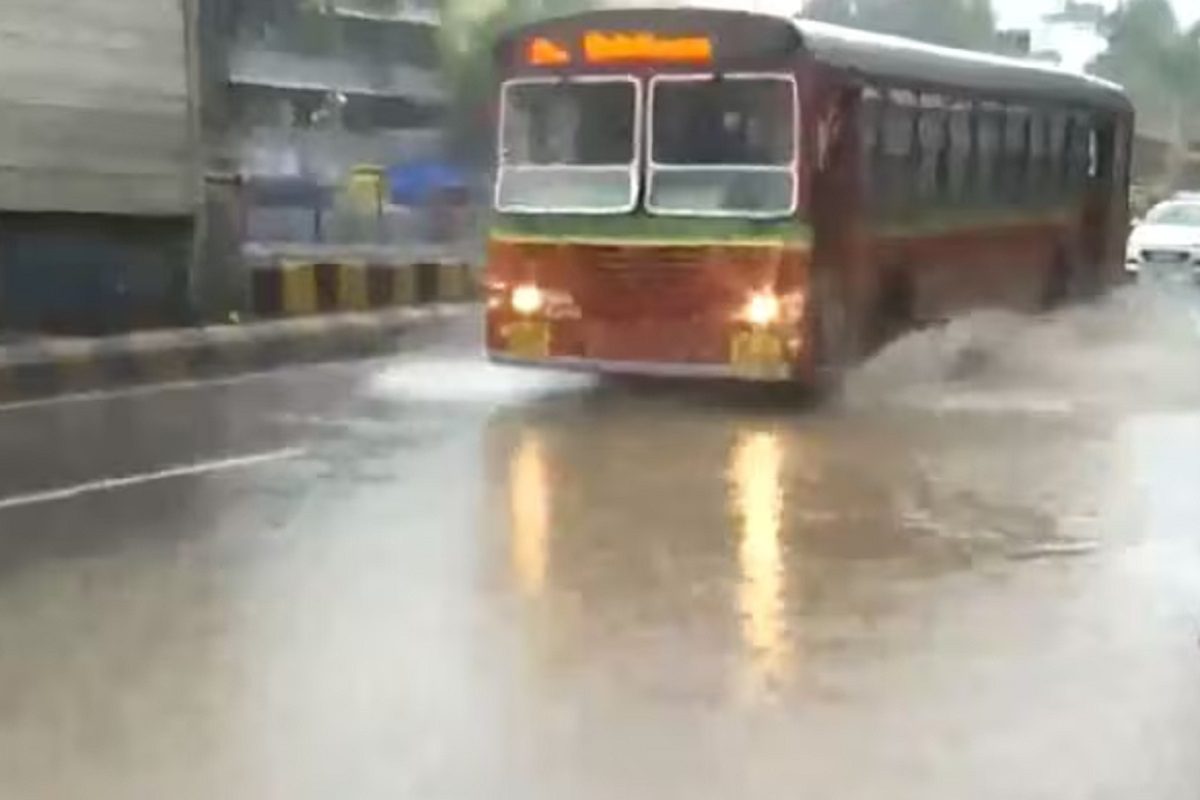 টানা বৃষ্টিপাতে বিপর্যস্ত মুম্বই শহর, জারি ‘হলুদ সতর্কতা’ টানা বৃষ্টিপাতে বিপর্যস্ত মুম্বই শহর, জারি ‘হলুদ সতর্কতা’