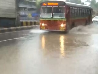 টানা বৃষ্টিপাতে জলমগ্ন মুম্বই শহরের বেশ কিছু অঞ্চল (Image: ANI)