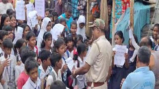 বর্ষার জল কাদা পেড়িয়ে স্কুলে আসতে সমস্যায় পড়তে হচ্ছে ছাত্রছাত্রী সহ শিক্ষক-শিক্ষিকাদের।