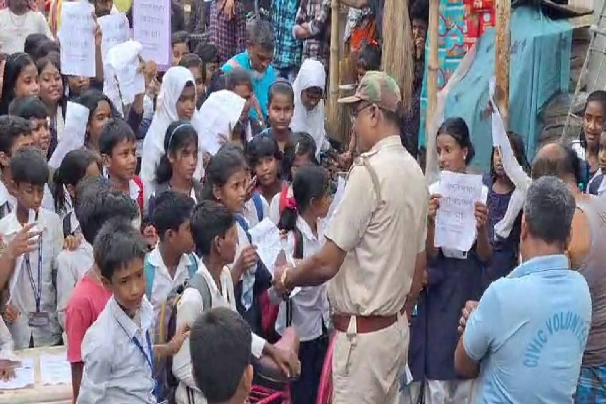 স্কুলে যাওয়ার রাস্তা উধাও, ৭০০ পড়ুয়া নিয়ে ফাঁপরে শিক্ষক, কী হল জানুন