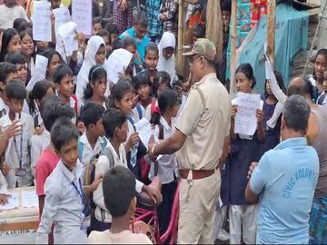 বর্ষার জল কাদা পেড়িয়ে স্কুলে আসতে সমস্যায় পড়তে হচ্ছে ছাত্রছাত্রী সহ শিক্ষক-শিক্ষিকাদের।
