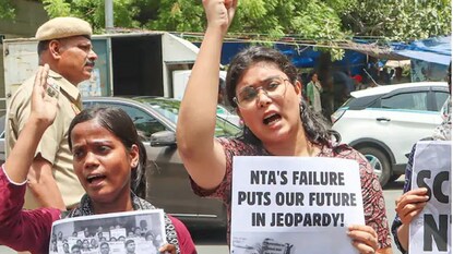 নিট দুর্নীতি মামলায় আটক মূল অভিযুক্ত সহ দু’জন. (Image: PTI) নিট দুর্নীতি মামলায় আটক মূল অভিযুক্ত সহ দু’জন. (Image: PTI)