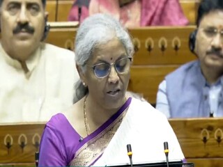 অর্থমন্ত্রী নির্মলা সীতারমণ মঙ্গলবার তাঁর বাজেট বক্তৃতায় সরকারের বিভিন্ন পদক্ষেপের কথা ঘোষণা করেন যা সাধারণ নাগরিকদের নিত্যপ্রয়োজনীয় দৈনন্দিন ব্যবহারের জিনিসপত্রের দামে আরও বেশি সংরক্ষণ করতে সহায়তা করবে।