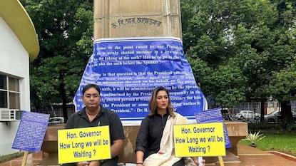 রেয়াত হোসেন সরকার এবং সায়ন্তিকা বন্দ্যোপাধ্যায়। রেয়াত হোসেন সরকার এবং সায়ন্তিকা বন্দ্যোপাধ্যায়।