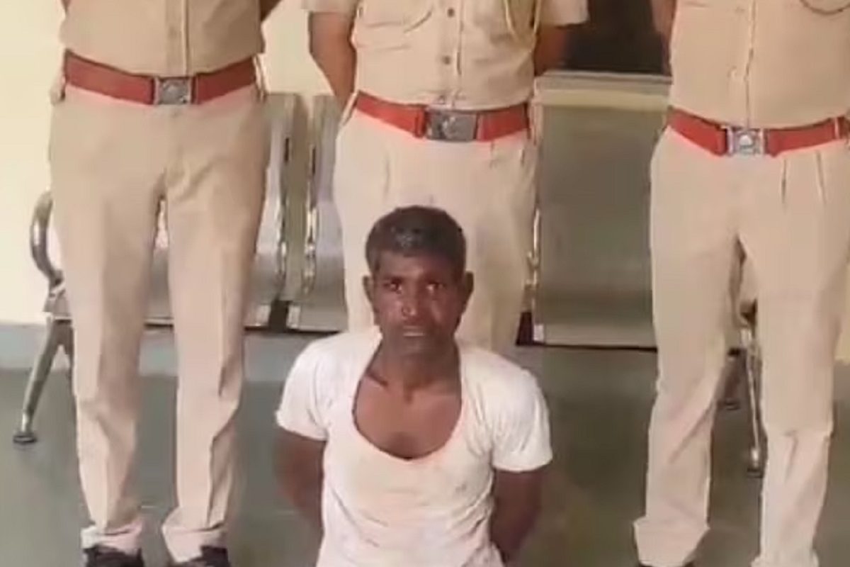 সরকারি নথিতে মৃত, নিজেকে জীবিত প্রমাণ করতে ঘটালেন এই ভয়ঙ্কর ঘটনা! সরকারি নথিতে মৃত, নিজেকে জীবিত প্রমাণ করতে ঘটালেন এই ভয়ঙ্কর ঘটনা!