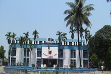 রাত দুপুরে পুলিশের গাড়িতে গুলি চালাল কারা! কাঁপছে জলপাইগুড়ি