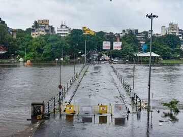 অবিরাম বৃষ্টিপাতে ভয়াবহ পুনের বন্যা পরিস্থিতি   (Photo Credits: X)
