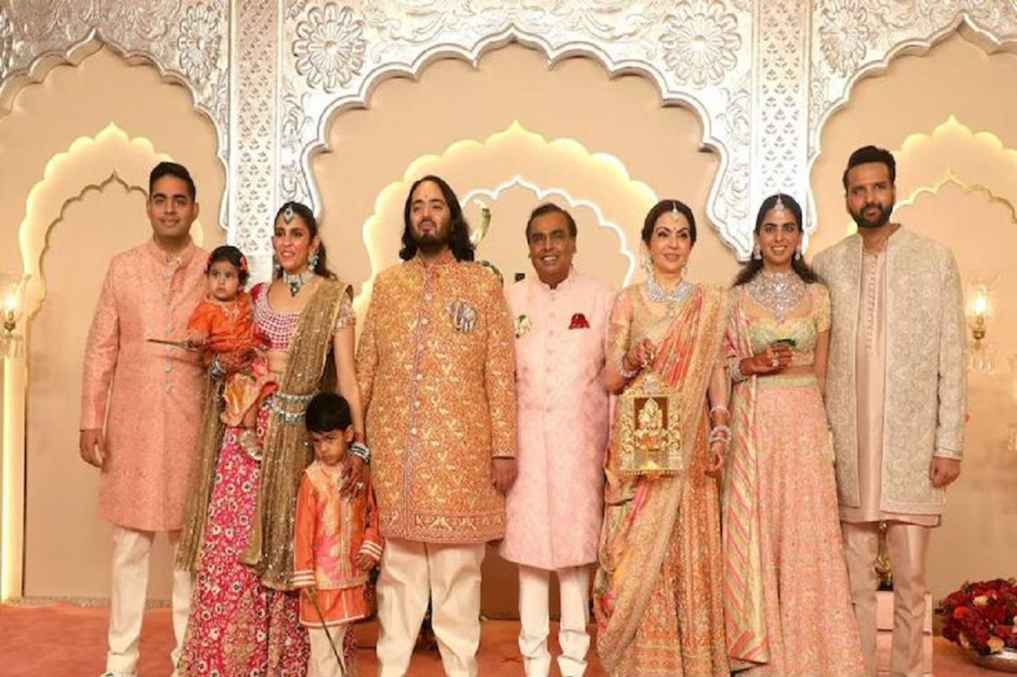 অনন্ত রাধিকার শুভ আশীর্বাদ অনুষ্ঠানে হাজির বলিউডের সব তারকারা