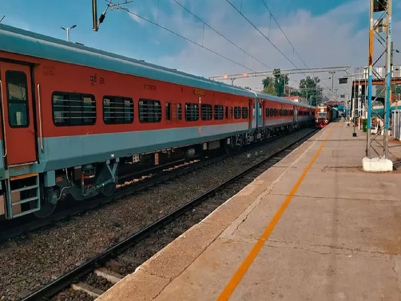কোচ বন্ধ করা হলে তার চার্জ আলাদাভাবে দিতে হবে। এর পাশাপাশি এসি ও ফার্স্ট কোচ বুকিংয়ে পাঁচ শতাংশ জিএসটি চার্জ দিতে হবে। যদি একটি সুপারফাস্ট ট্রেনের একটি কোচ ভাড়া নেওয়া হয় হয়, তাহলে সুপারফাস্ট চার্জও অন্তর্ভুক্ত করা হবে। 