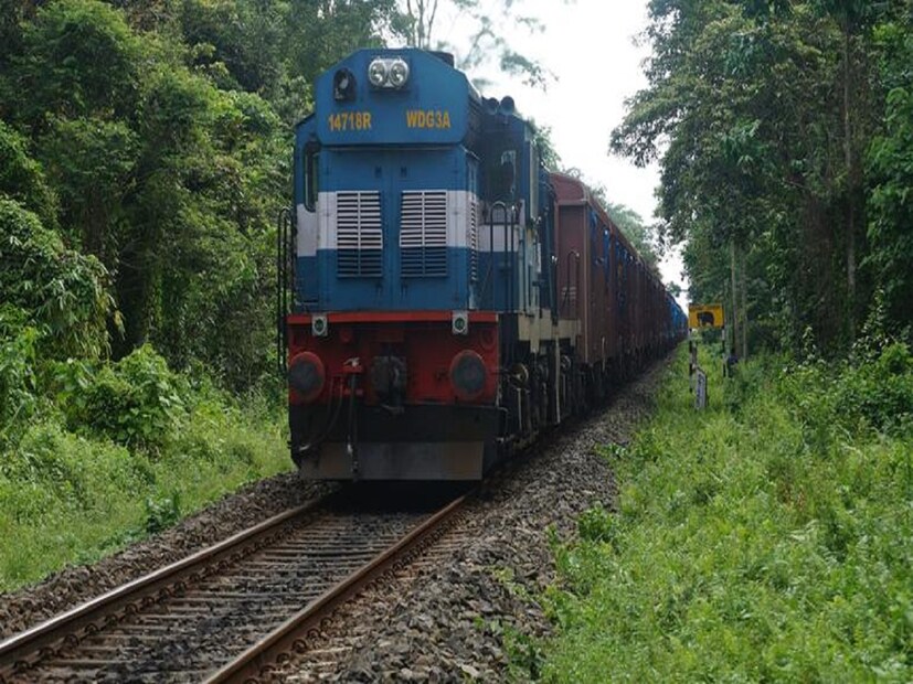 অনেক সময়ই দূরপাল্লা ট্রেনে যাতায়াত করার সময় কনফার্মড টিকিট পাওয়া যায় না। ওয়েটিং লিস্টের টিকিট নিতে হয়। ওয়েটিং লিস্টের টিকিট নিয়ে আবার দেখা যায় কোনও টিকিট অনেক পিছনে থাকলেও কনফার্মড হয় না, কোনও টিকিট খুব সামনে থাকলেও কনফার্মড হয় না। জেনে নেওয়া প্রয়োজন কোন ধরনের ওয়েটিং লিস্টের টিকিটের কনফার্মড হওয়ার সম্ভাবনা কেমন?