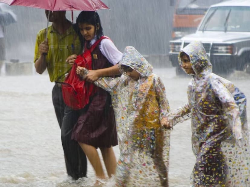 আগামী ২৪ ঘণ্টায় কলকাতা, হাওড়া, উত্তর এবং দক্ষিণ ২৪ পরগনা, বীরভূম, মুর্শিদাবাদ, নদিয়া জেলায় বৃষ্টির সম্ভাবনা অপেক্ষাকৃত বেশি থাকবে, বলে জানিয়েছে হাওয়া অফিস। 