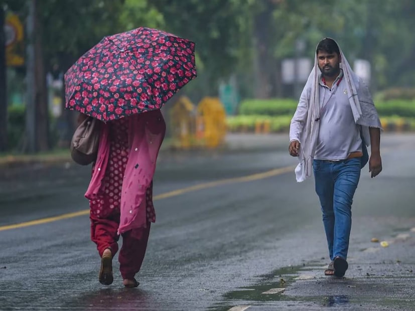 সেই সঙ্গে আগামী এক ঘণ্টায় বজ্রবিদ্যুৎ-সহ বৃষ্টির সম্ভাবনা রয়েছে পুরুলিয়া, বাঁকুড়া, দুই মেদিনীপুর এবং ঝাড়গ্রাম জেলায়। 