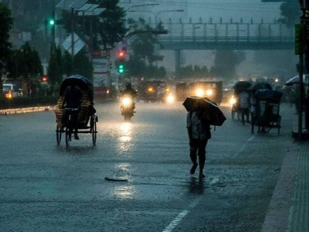 আগামী দুই থেকে তিন ঘণ্টায় বজ্রবিদ্যুৎ-সহ বৃষ্টির সতর্কতা জারি করেছে হাওয়া অফিস। বৃষ্টির সম্ভাবনা রয়েছে মোট পাঁচ জেলায়। 