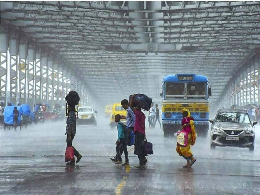 আগামী এক ঘণ্টার মধ্যেই বৃষ্টির সম্ভাবনা কলকাতা-সহ আশপাশের চার জেলায়। আবহাওয়া দফতর সূত্রে খবর হালকা থেকে মাঝারি বৃষ্টি হতে পারে এই চারটি জেলায়। 