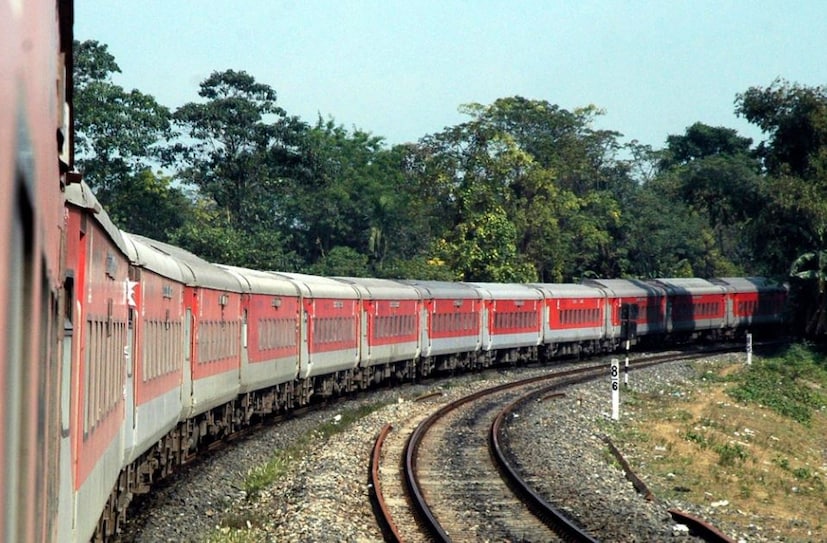 এই মুহূর্তে গোটা দেশে ২০টি রাজধানী এক্সপ্রেস চালায় ভারতীয় রেল৷ এ ছাড়াও বন্দে ভারত, তেজস এবং গতিমান এক্সপ্রেসের মতো দ্রুত গতির ট্রেনও চালু করেছে ভারতীয় রেল৷ যেগুলির রাজধানীর থেকেও বেশি গতিতে চলতে সক্ষম৷ 