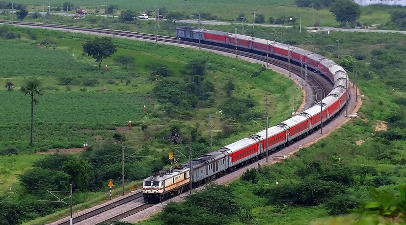 মাননীয় প্রাক্তন বিধায়কের এহেন কর্মকাণ্ডে সকলেই হতবাক হয়ে যান। রেল সূত্রে জানা গিয়েছে সেদিন ওই নেতা তৌসিফ আলমের এই আজব কাজের কারণে ট্রেনটি কয়েক মিনিটের জন্য থামানো হয়েছিল।