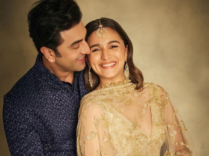 ২০২২ সালে চার হাত এক হয়েছে রণবীর কাপুর ও  আলিয়া ভাটের। বিয়ের ৭ মাসের মধ্যে মাত্র ২৯ বছরেই মাতৃত্বের স্বাদ পেয়েছেন আলিয়া ভাট। আলিয়া ও রণবীরের ঘর আলো করে এসেছে ফুটফুটে এক কন্যাসন্তান। 