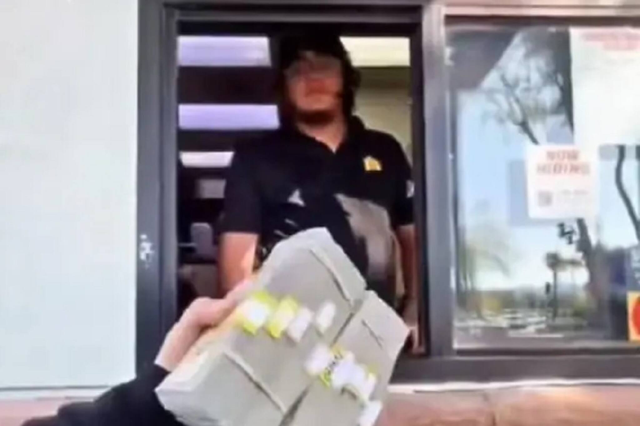 চাকরি ছাড়ার জন্য দেওয়া হল ৮৩ লাখ টাকার লোভ, প্রত্যাখ্যান করলেন রেস্তরাঁকর্মী