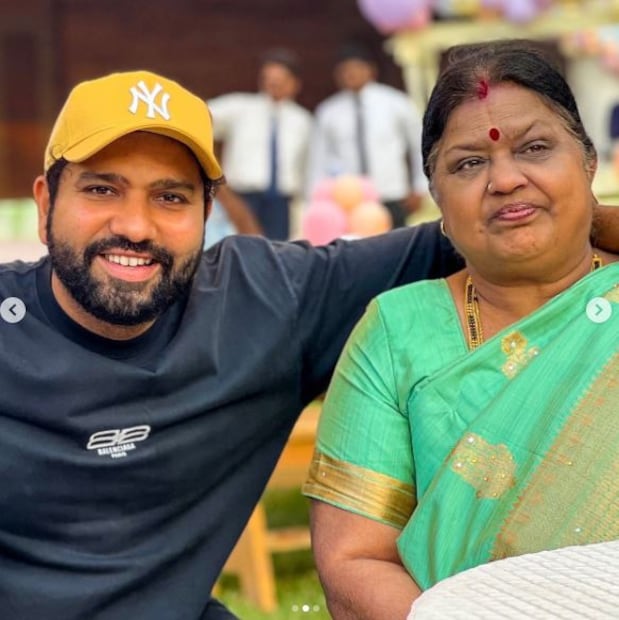 মায়ের আঁচলের মতো গায়ে জড়িয়ে রেখেছেন ভারতের পতাকা। রোহিত কাঁধে তুলে নিয়েছেন মেয়েকে। গলায় বিশ্বজয়ীর পদক। মুখে চওড়া হাসি। পাশে দাঁড়িয়ে বিরাট। হাতে বিশ্বকাপ। মুখে এক গাল হাসি। এই ছবিটিই সামান্য এডিট করে পোস্ট করেছেন রোহিতের মা পূর্ণিমা শর্মা।