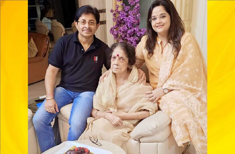 স্নেহাশিসের প্রথম স্ত্রী মোম গঙ্গোপাধ্যায়। তাঁর সঙ্গে বিবাহ বিচ্ছেদের সময় দুদনের মধ্যে তিক্ততা ছড়ায়। কারণ তাঁর প্রাক্তন স্ত্রী গার্হস্থ্য হিংসার অভিযোগ করেছিলেন।