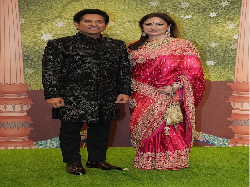 আম্বানিদের অনুষ্ঠানে শনিবার স্ত্রী অঞ্জলি তেন্ডুলকরের সঙ্গে শচীন টেন্ডুলকার। (ছবি: ভাইরাল ভায়ানি)