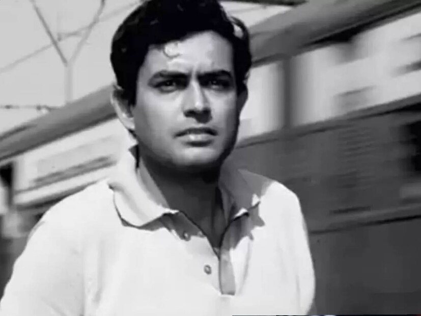 সঞ্জীব কুমারের জন্ম ১৯৩৮ সালের ৯ জুলাই, গুজরাতের সুরাতে। সঞ্জীব কুমারের আসল নাম হরিহর জরিওয়ালা। ছোট বয়স থেকেই তিনি স্বপ্ন দেখতেন সিনেমা করবেন। কিন্তু স্বপ্নপূরণে বাধা হয়ে দাঁড়ালেন মা। মাত্র ১৬ বছর বয়সে বিয়ে ঠিক হয়েছিল সঞ্জীব কুমারের। বাগদানও হয়ে যায়, কিন্তু শেষ পর্যন্ত বিয়েটা আর হয়নি। কোনও এক কারণে সেই সম্পর্ক ভেঙে যায় এবং তারপর সঞ্জীব কুমার পুরোপুরি তাঁর কেরিয়ারে মন দেন।
Image: News18