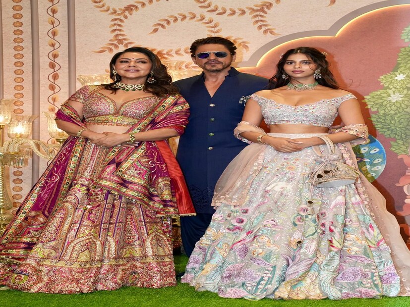 গৌরী ও সুহানা খানের সঙ্গে বলিউডের বাদশা শাহরুখ খান। (ছবি: ভাইরাল ভায়ানি)