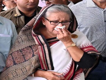 'পায়ে পড়ছি, পদত্যাগ করুন, নাহলে...' ৫ অগাস্ট কে শেখ হাসিনার পায়ে পড়েছিল জানেন? এল সামনে
