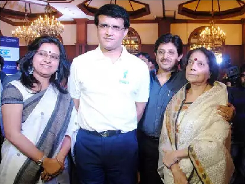 শারীরিক অসুস্থতার কারণে থাকবেন না স্নেহাশিস ও সৌরভ গঙ্গোপাধ্যায়ের মা নিরূপা গঙ্গোপাধ্যায়।  অর্থাৎ নানা আলাদা কারণে রবিবার গঙ্গোপাধ্যায় পরিবারের কেউই থাকছেন না।