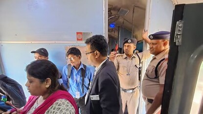 বিনা টিকিটে ভ্রমণকারী যাত্রীর বিরুদ্ধে রেলের ব্যবস্থা গ্রহণ বিনা টিকিটে ভ্রমণকারী যাত্রীর বিরুদ্ধে রেলের ব্যবস্থা গ্রহণ