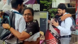 সিএ পাশ করে এলে সন্তানকে জড়িয়ে অঝোরে কান্না সবজি বিক্রেতা মায়ের (Photo Credits: X) সিএ পাশ করে এলে সন্তানকে জড়িয়ে অঝোরে কান্না সবজি বিক্রেতা মায়ের (Photo Credits: X)