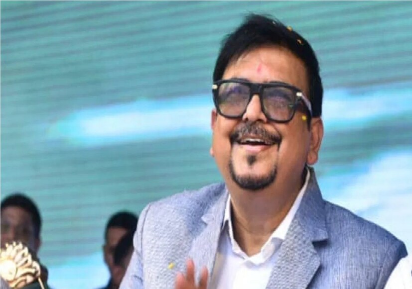 কথিত, বিশ্বের সবচেয়ে ধনী দেবতা হলেন তিরুপতি বালাজি। সঙ্গে অবশ্যই থাকবে বিশেষ আকর্ষণ হিসেবে, আধুনিক আলোর খেলা। অন্ধপ্রদেশের এই মন্দির দেখার আকর্ষণ রাজ্যের পাশাপাশি দেশের এমনকি বিদেশের মানুষেরও দেখা যায়। তাই এবার এই মন্দিরকেই তুলে আনা হবে শ্রীভূমির দুর্গা পুজোর মণ্ডপ হিসেবে এমনটাই জানান শ্রীভূমি স্পোর্টিংয়ের অন্যতম উদ্যোক্তা সুজিত বসু।