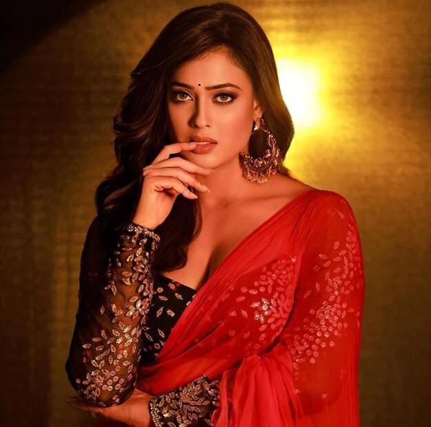 তিনি জানান যে ২০০০ সালে তিনি কসওটি জিন্দেগি কি ধারাবাহিকে অভিনয় শুরু করেন৷ তখন প্রতিদিনের হিসেবে তিনি ৫০০০টাকা পেতেন৷ এই সিরিয়াল ব্যাপক হিট ছিল৷ ২০০৮ সালে সেই সিরিয়াল থেকে প্রতিদিন তিনি পেতেন ২.৫ লাখ টাকা৷ 
